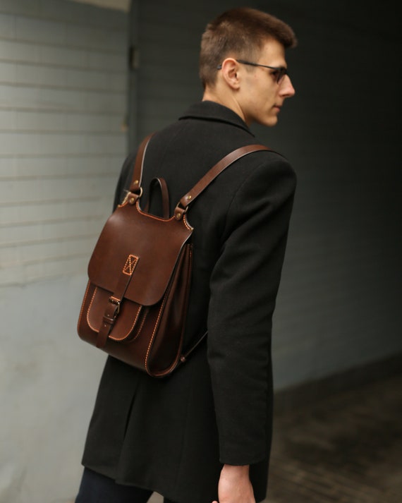 zainetto-piccolo-uomo-930esa-1.jpg Zaino in pelle da uomo marrone Zaino da donna Zaino piccolo per laptop Borsa in pelle Zaino da uomo Zaino in pelle Etsy Italia - immagine 1