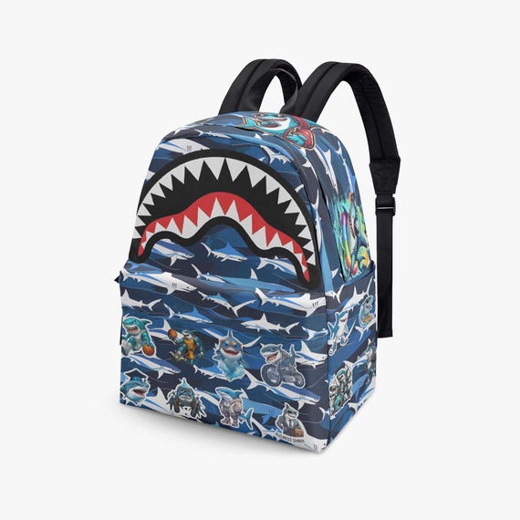 zaino-con-squalo-139fre-1.jpg Zaino con stampa squalo: design oceano con tasche laterali per bottiglie Etsy Italia - immagine 1